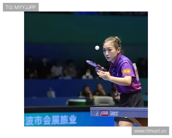 刘诗雯赛场上严肃，换下球拍回家竟被锅碗瓢盆围堵了？