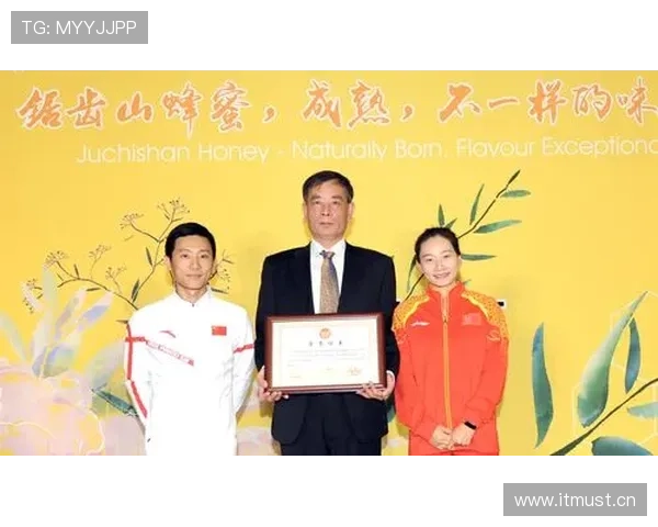 张楠训练完直接拎包去秀场，这反差谁懂